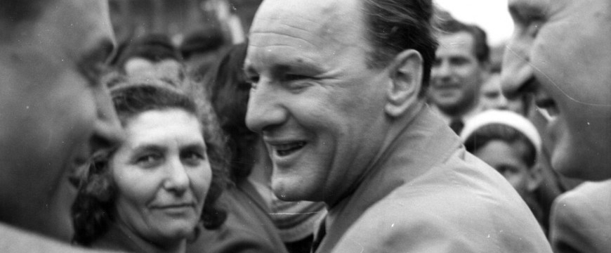 Kádár kezéhez vér tapad