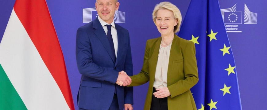 Tisztelgő póz és gazsulálás: Magyar Péter „nulladik” látogatása Brüsszelben  