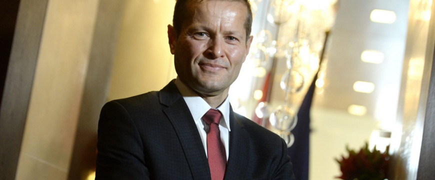Gajdics Ottó: Villanó sötétség