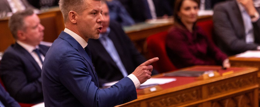 Egy ember állíthatta volna le Magyar Péter parlamenti produkcióját, de ő mással volt elfoglalva