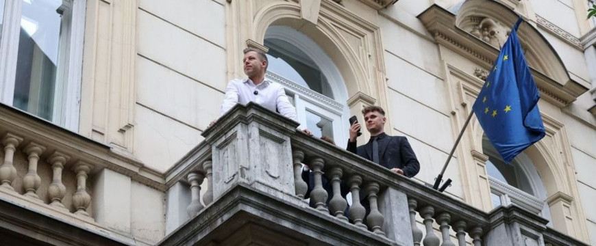Magyar Péter erkélyjelenete: muszájkabát viselete ajánlott!