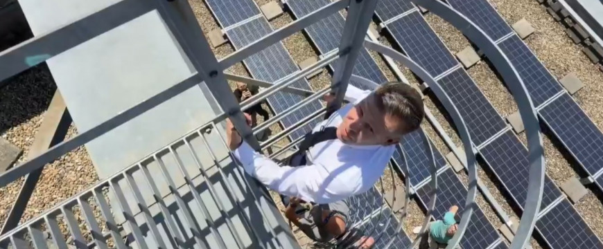 Magyar Péter felmászott a tetőre, hogy megdicsérje Orbán Viktort