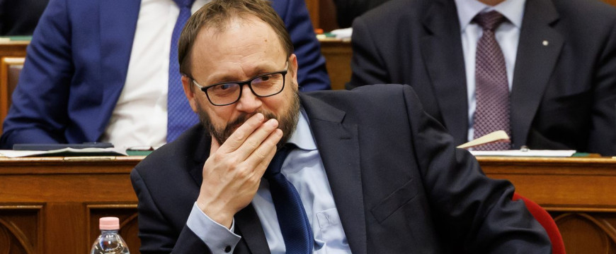 Az IMF már a spájzban van? - megtudtuk, miről tárgyalt Erdőbényén a kormány, ez mindenkinek fájni fog Az IMF már a spájzban van? - megtudtuk, miről tárgyalt Erdőbényén a kormány, ez mindenkinek fájni fog