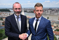 Magyar Péter varázstalanítja magát