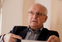 Sortűz után össztűz: így csinált viccet a jogállamból a Tisza Párt Baka Andrással