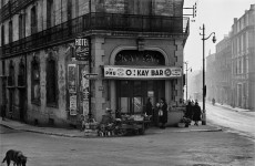 Fotó: John Baer: O!Kay Bar, Montpellier, 1951, from JOHN BAER The Extraordinary Ordinary: A Memoir in Photographs 1945- 1954 Courtesy John Baer Archive