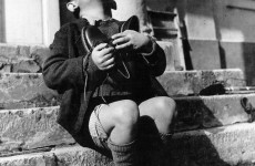 Fotó: Gerald Waller: Hatéves árva kisfiú örül az amerikai Vöröskereszttől kapott új cipőjének, Ausztria, 1946, LIFE magazin 