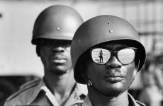 Fotó: Marc Riboud: Önarckép, Leopoldville Airport, 1961